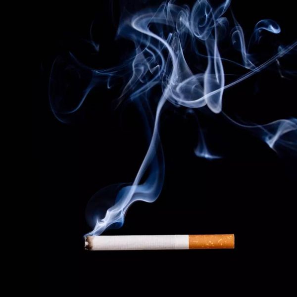 香烟味: 现代,不管是男人还是女人,吸烟似乎是一种潮流,室内吸烟,烟雾