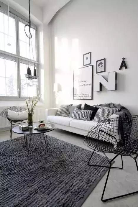 深灰色地毯和客厅的黑白灰搭配起来简洁,自然.