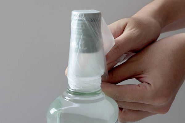 因为一般的酒瓶密封并不严实,所以可以用保鲜膜或塑料袋将瓶口缠紧