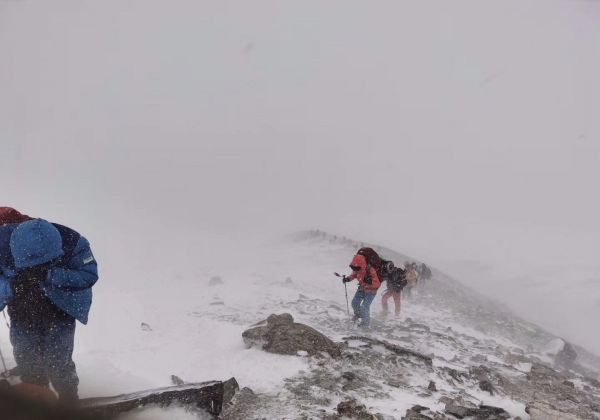 直面雪山 起而行之 |华耐登山队成功登顶海拔6178米玉珠峰
