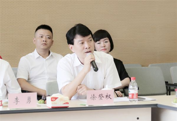 重庆市政协委员、人大代表、全国工商联书业商会副会长徐登权