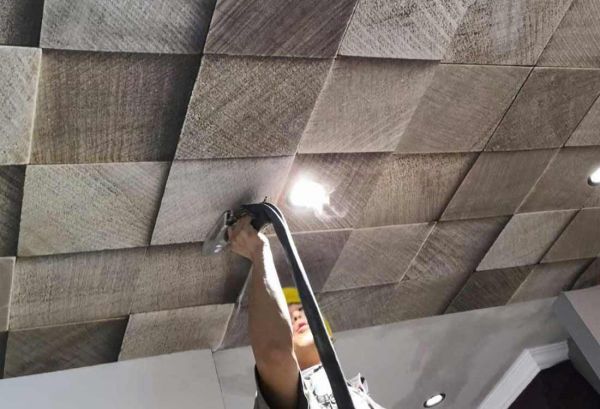 天洋墙布环保热熔网膜和熨贴工艺赋予吊顶足够的粘力和承重力