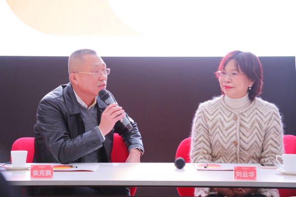 深圳市家具行业协会主席侯克鹏（左） 富森美联合创始人兼副董事长刘云华（右）