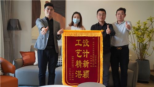  左起设计师林聪/业主夏小姐、设计师周东/项目经理许有良