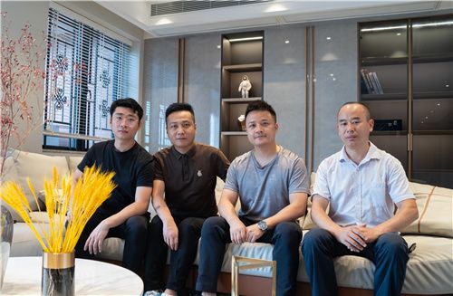 左起：设计师彭志伟、黄少培、业主饶总、项目经理蒋江华
