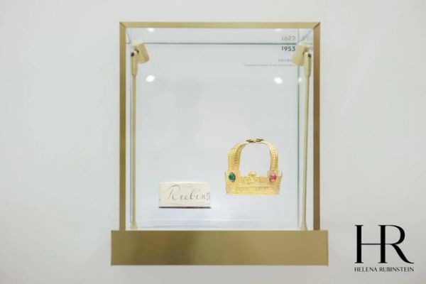 展览现场：古董珍品展区 赫莲娜柔肤花瓣粉蜜1953年