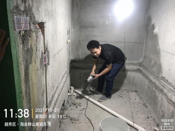 违规加建厕所：贴满整改书 城管物业拍门无人应