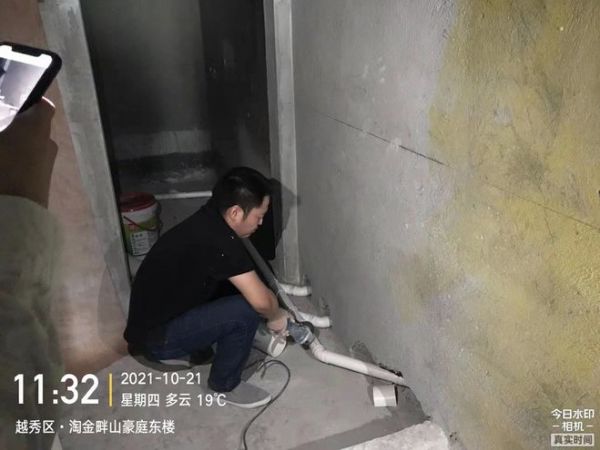 违规加建厕所：贴满整改书 城管物业拍门无人应