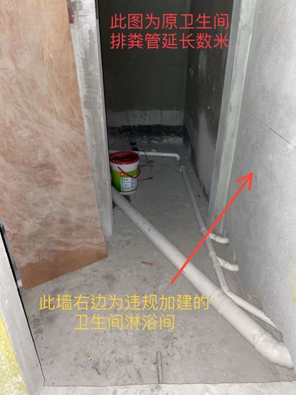 违规加建厕所：贴满整改书 城管物业拍门无人应