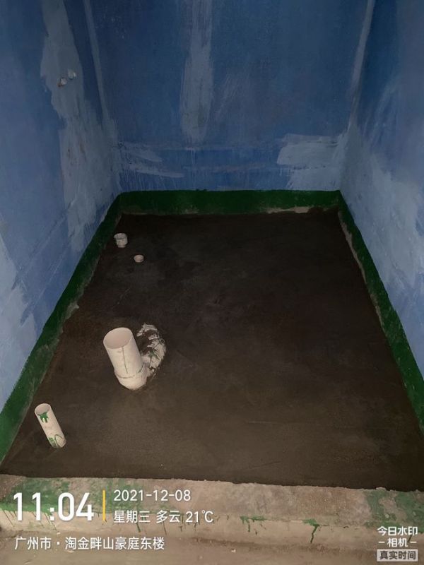 违规加建厕所：贴满整改书 城管物业拍门无人应