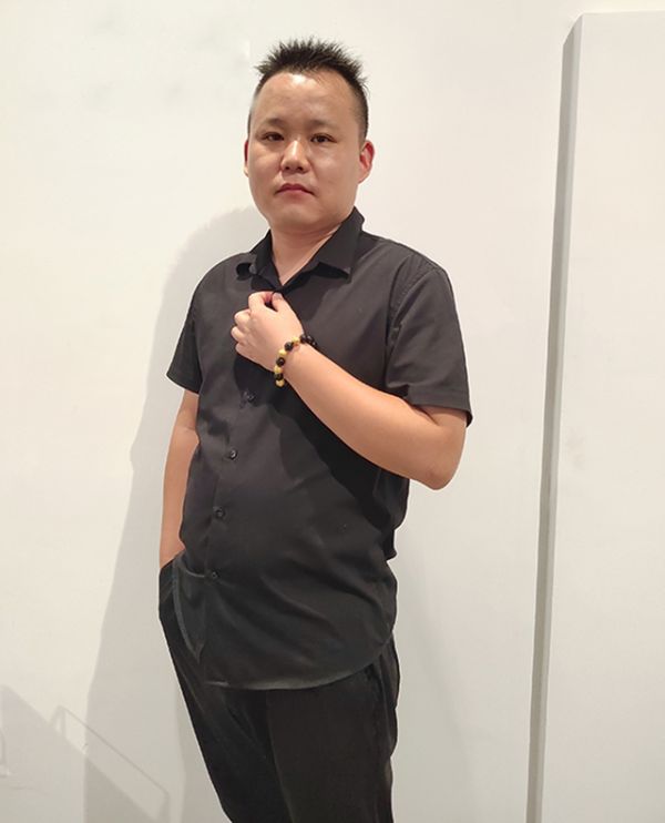 客厅以丰富的线条进行点缀，表现除华美、富丽、 浪漫的氛围，简洁的家具更加突出装修的奢华，卧室 以功能性和实用性为主，以当下流行的无主灯设计， 显得温馨舒适，护墙板的线条感更显高级。
