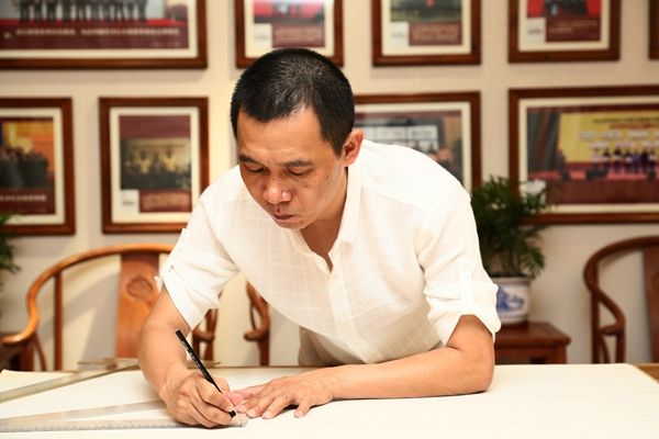 中国传统工艺大师、波记紫檀馆董事长伍建波坚持精益求精的生产标准，只做精品红木家具