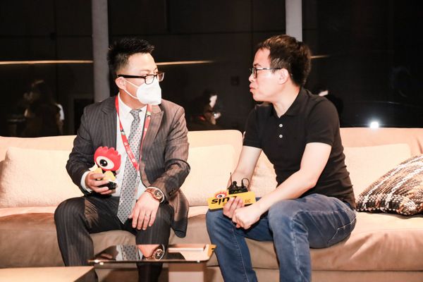 ▲和信国际创始人陈杰（左一）与新浪家具频道主编庄承浩