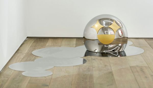 高少康，《我在等风》，2022，镜面不锈钢及喷漆，220x110x35 cm图片致谢艺术家和野松画廊