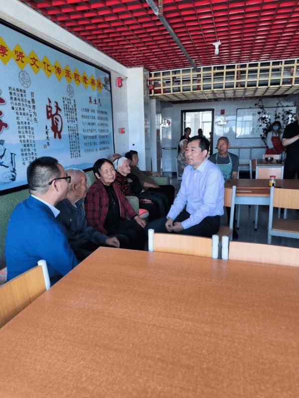 捐赠仪式结束后登封市民政局副局长杨波、惠达瓷砖事业部总经理严仕杰参观养老院