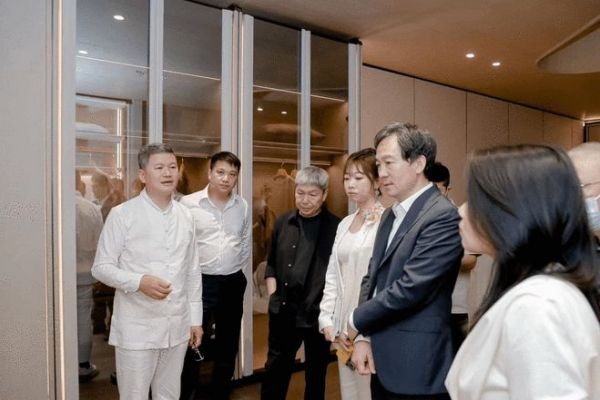 *梁建国老师参观展馆