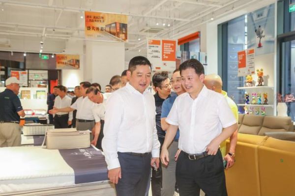 董事长杨海陪同嘉宾参观