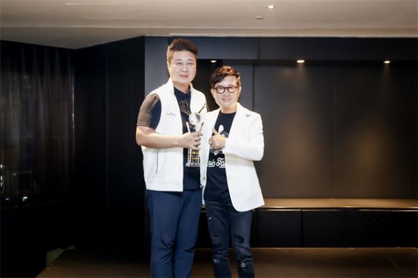 陈方晓为郑青设周年赛冠军颁奖
