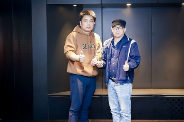 刘成伟为最近球洞奖颁奖