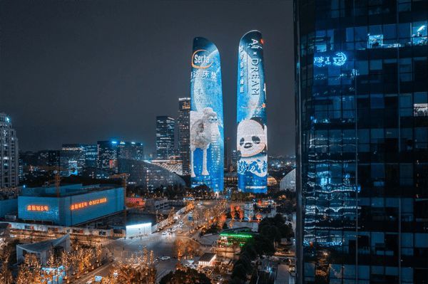 舒达羊惊喜亮相成都双子塔,打造城市炫丽风景线!