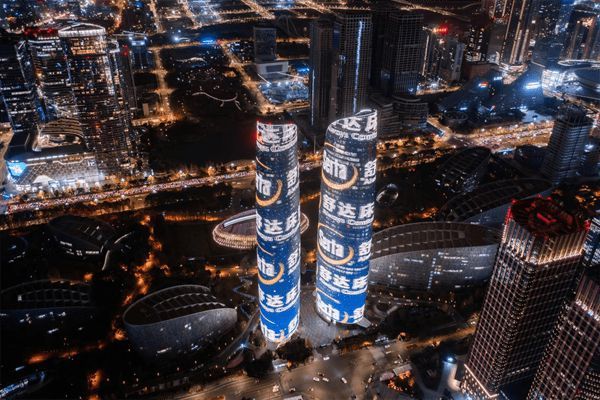 舒达羊惊喜亮相成都双子塔,打造城市炫丽风景线!