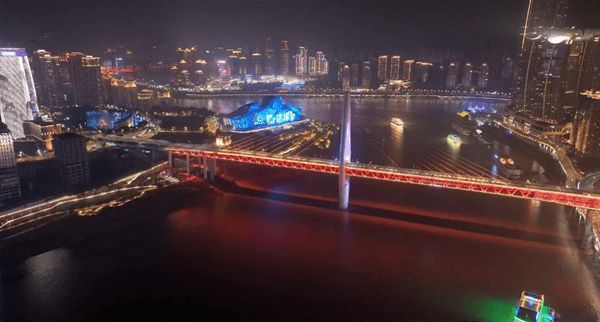 舒达床垫闪耀重庆江北嘴CBD大屏，圆梦计划助力守护国民睡眠健康
