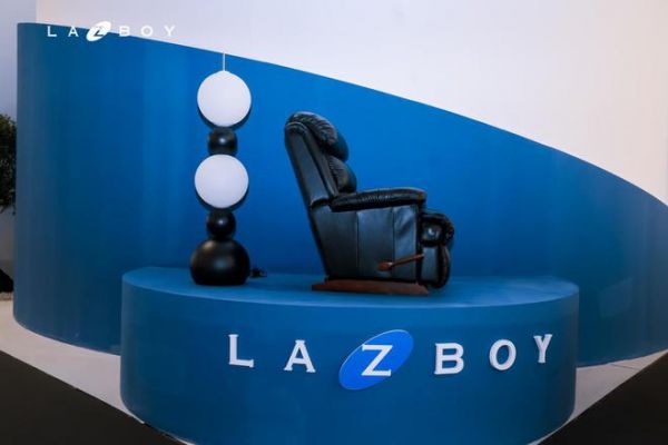 2024家居展会热辣开启！ LAZBOY洞见市场拐点，用舒适探索展会新玩法
