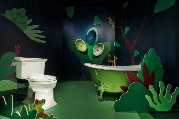 桌子上放着绿色的卡通人物 中度可信度描述已自动生成