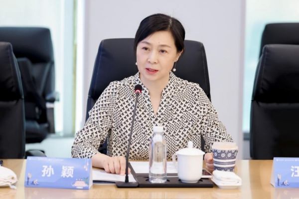 图片包含 人, 桌子, 室内, 笔记本 描述已自动生成