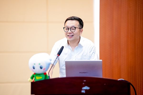  湖南省设计艺术家协会执行秘书长桂赛先生致辞