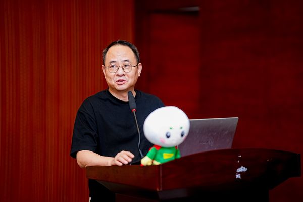 湖南省设计艺术家协会副主席、湖南师范大学工程与设计学院陈秋伟教授致辞