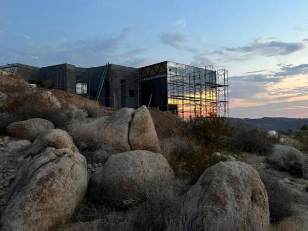沃伦门窗携手美国知名建筑师Tomas Osinski｜在沙漠中筑造极简主义住宅