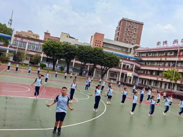 堤田学子人人一条绳，跳出快乐精彩的童年生活
