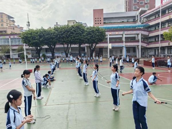 堤田学子人人一条绳，跳出快乐精彩的童年生活