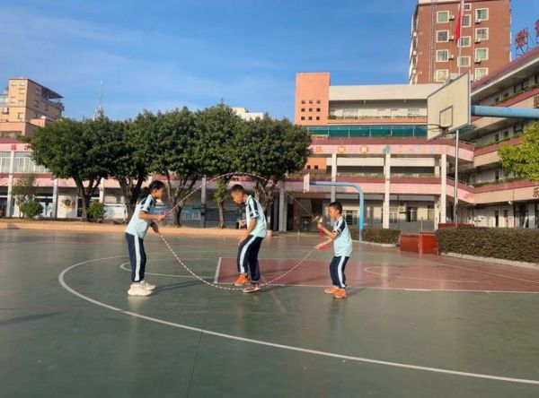 堤田学子人人一条绳，跳出快乐精彩的童年生活