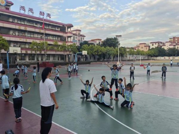 堤田学子人人一条绳，跳出快乐精彩的童年生活