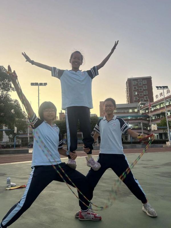 堤田学子人人一条绳，跳出快乐精彩的童年生活