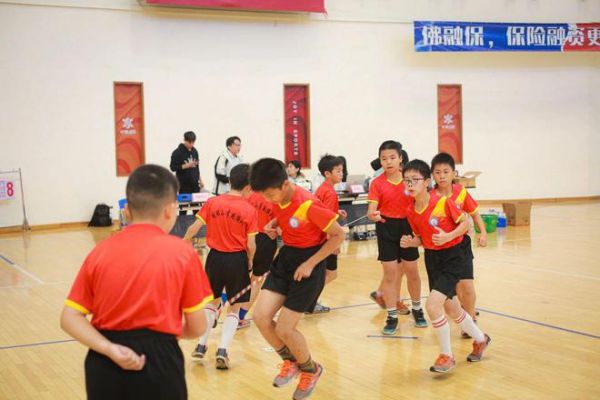 堤田学子人人一条绳，跳出快乐精彩的童年生活