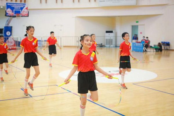 堤田学子人人一条绳，跳出快乐精彩的童年生活