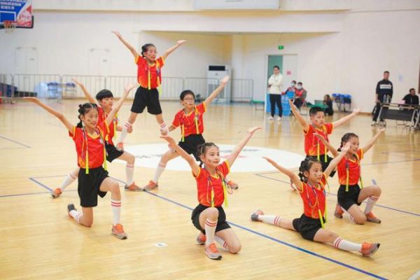堤田学子人人一条绳，跳出快乐精彩的童年生活