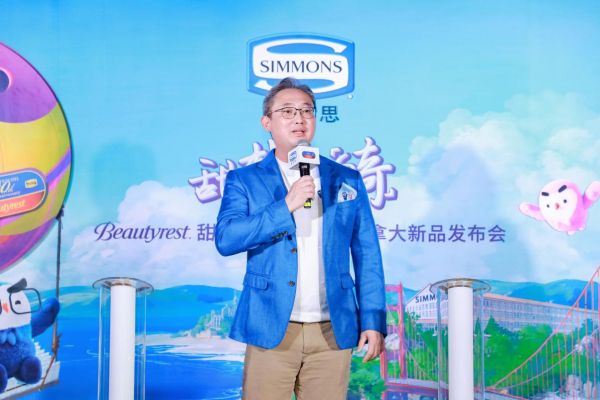 穿着蓝色衣服的人 AI 生成的内容可能不正确。