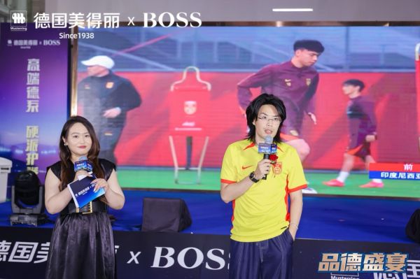 一群人站在台上 AI 生成的内容可能不正确。