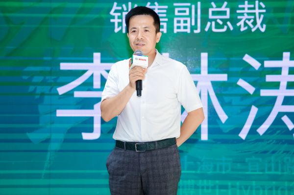 男人站在那里 AI 生成的内容可能不正确。