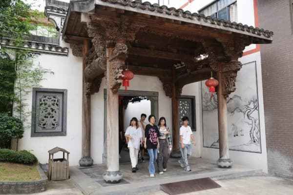 浙江广厦建设职业技术大学产品设计专业学子到卓木王参观学习