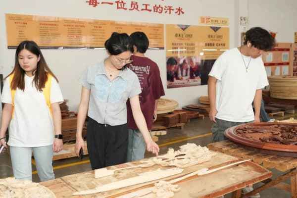 浙江广厦建设职业技术大学产品设计专业学子到卓木王参观学习