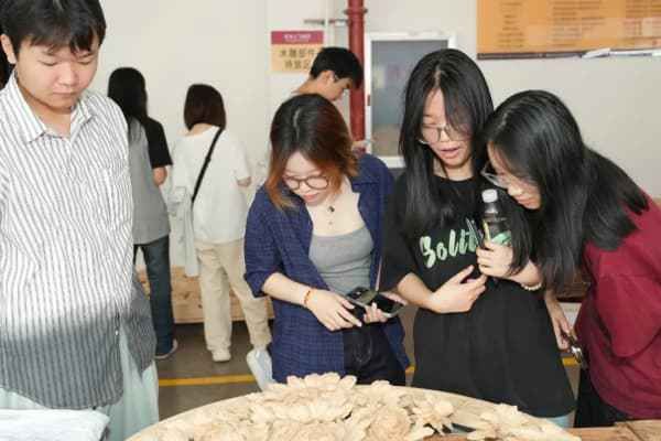 浙江广厦建设职业技术大学产品设计专业学子到卓木王参观学习