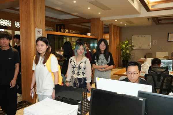 浙江广厦建设职业技术大学产品设计专业学子到卓木王参观学习