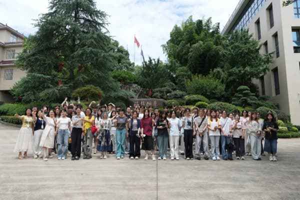 浙江广厦建设职业技术大学产品设计专业学子到卓木王参观学习