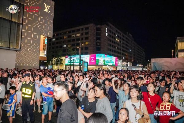 我相信8·8左右沙发节主题音乐秀燃爆全国！携黑豹乐队原主唱秦勇首秀杭州顶流地标