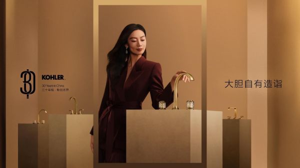 人站在镜子前 AI 生成的内容可能不正确。